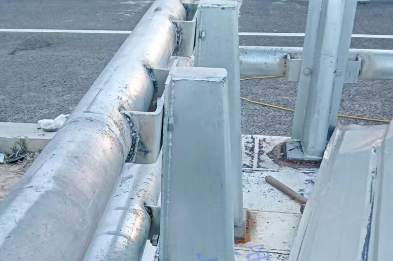 Vangrail van de brug